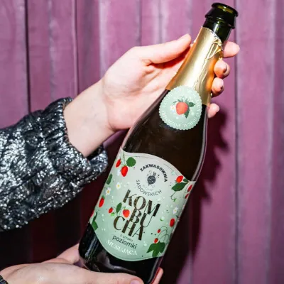 Kombucha szampańska o smaku poziomki 750ml Zakwasownia